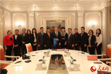 斯諾普科夫與采訪團(tuán)成員 斯諾普科夫與采訪團(tuán)成員