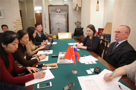 圣彼得堡市政府外交事務(wù)委員會(huì)會(huì)長顧問弗拉季米爾(右一)在接受中國“一帶一路”媒體采訪團(tuán)的采訪。 (圖片來源 央視網(wǎng) 張土昌)