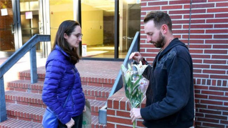 道爾頓•庫姆斯(右)和凱特到曾曉峰的辦公室獻(xiàn)花。庫姆斯曾是曾曉峰的學(xué)生。(網(wǎng)頁截圖)