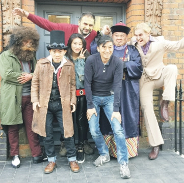 　圖片為孫越與英國(guó)演員及導(dǎo)演畢國(guó)書(shū)在《僵尸先生漂流記》片場(chǎng)。(《歐洲時(shí)報(bào)英國(guó)版》/受訪者供圖)