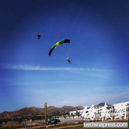 張開大傘，對于菜鳥來說，就是享受的階段。（美國《僑報》）