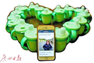  Ben的照片和廠家生產(chǎn)的藍(lán)色水杯。