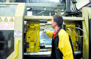 這臺(tái)注塑機(jī)里將生產(chǎn)Ben所用的杯子。