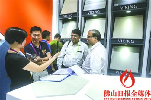 陶博會(huì)會(huì)場(chǎng)之一的中國(guó)陶瓷城A館，外國(guó)采購(gòu)商正在與展館負(fù)責(zé)人商談合作。(資料圖片)/佛山日?qǐng)?bào)記者王偉楠攝