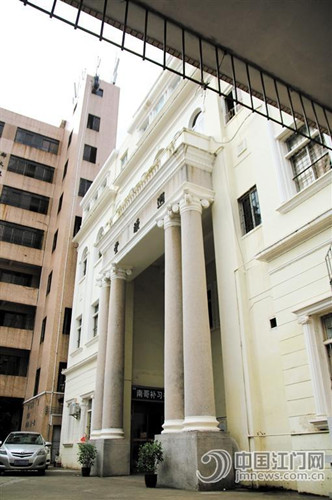 門(mén)口豎立的四根西式大柱使得大樓更顯雄偉。