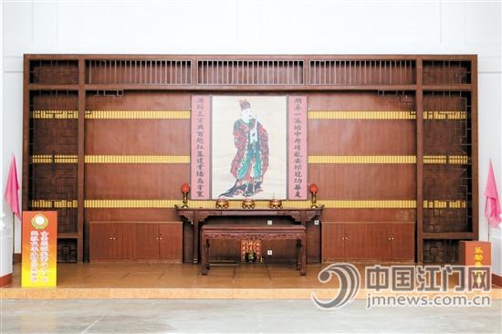 祠堂內(nèi)供奉著雷、方、鄺三姓始祖畫(huà)像。