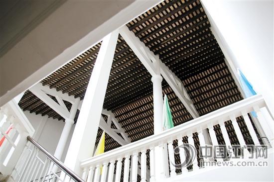 后座有兩層，屋頂是惟一一處沿用古老祠堂建造風(fēng)格之處。