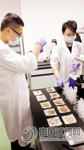 縣級食品藥品監(jiān)管所快篩快檢分中心開展水產(chǎn)品快速檢測。