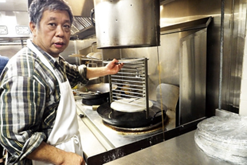 三和主廚何繼彤展示蒸粉廚具。(美國(guó)《世界日?qǐng)?bào)》/關(guān)文杰 攝)