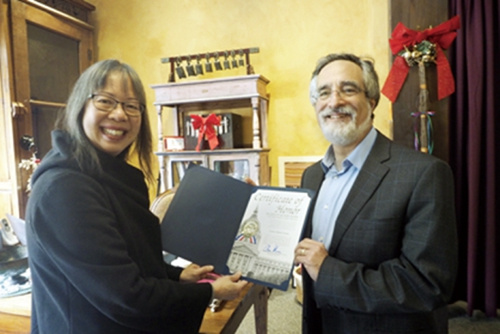 “華聲樂(lè)器”馬文蕙獲頒“傳奇商業(yè)”賀狀。(美國(guó)《世界日?qǐng)?bào)》/關(guān)文杰 攝)