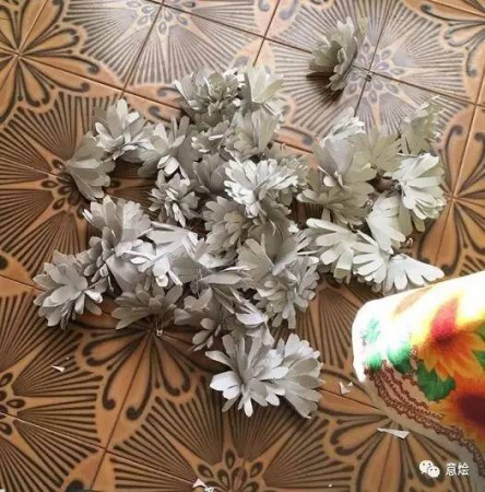 眾多僑胞正為明日即將舉辦的祭奠活動緊張籌備著。(《歐洲時報意大利版》公眾號/讀者供圖)