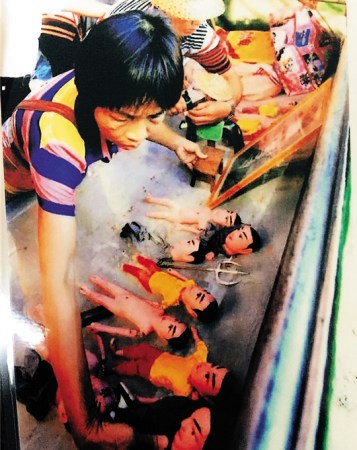 演出前，韓丹桂仔細(xì)擺弄戲中需要的公仔。