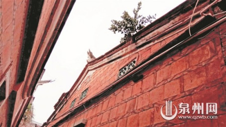 在旁邊小巷中，抬頭就見(jiàn)濟(jì)陽(yáng)別墅檐角飛揚(yáng)。