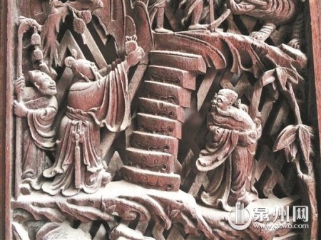 別墅窗欞上的木雕刀法嫻熟，栩栩如生。