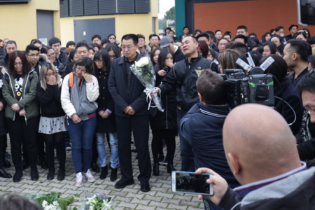 張瑤的叔叔舉著鮮花，呼喚著張瑤的名字，悲痛不已。（法國《歐洲時報》/張銳 方曼青 攝）