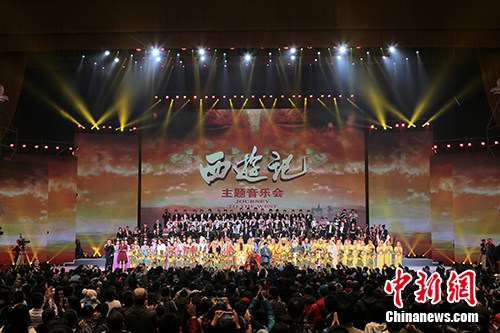 音樂會結(jié)束后，現(xiàn)場觀眾擁到臺下，遲遲未離開。受訪者供圖