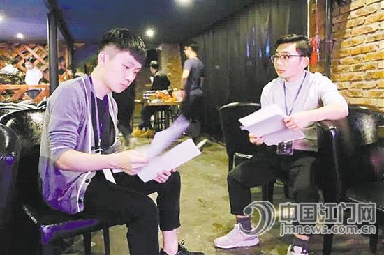 演出前周俊全(右)和陳博宇(左)對劇本作最后確認(rèn)。