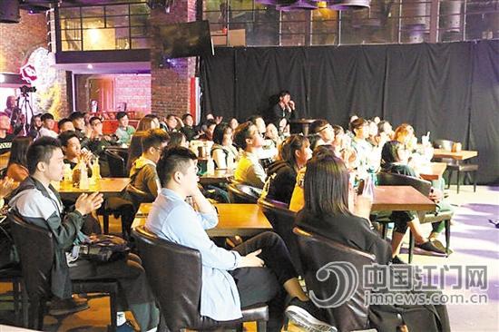 演出現(xiàn)場座無虛席。