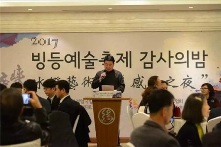 北京龍慶峽風(fēng)景區(qū)朱巖會(huì)長(zhǎng)向各界來(lái)賓致歡迎詞