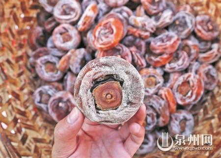 經(jīng)過近兩個月日曬夜露，曬制成柿餅。