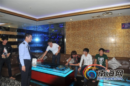 文昌市嚴厲打擊涉毒的娛樂場所。通訊員田和新攝