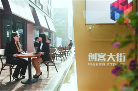 13日，在晉江市創(chuàng)客大街，幾名來自泉州理工學(xué)院的學(xué)生在準(zhǔn)備首屆海峽杯(晉江)創(chuàng)新創(chuàng)業(yè)大賽路演材料。她們將就一個(gè)APP自動(dòng)百葉窗項(xiàng)目進(jìn)行路演。 　　2016年以來，傳統(tǒng)制造業(yè)基地晉江市抓住海絲核心區(qū)建設(shè)發(fā)展機(jī)遇，以創(chuàng)新轉(zhuǎn)型、跨越發(fā)展為主線，通過形式多樣的創(chuàng)新創(chuàng)業(yè)大賽和一攬子吸引人才的優(yōu)惠政策，不斷激發(fā)各類人才創(chuàng)新創(chuàng)業(yè)的活力和激情，推進(jìn)大眾創(chuàng)業(yè)、萬眾創(chuàng)新，全力打造國際化創(chuàng)新型品質(zhì)城市。宋為偉 攝影報(bào)道