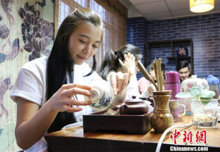 來自烏茲別克斯坦的瑪夫杜娜在茶藝課上練習(xí)?！」⒌さ?攝