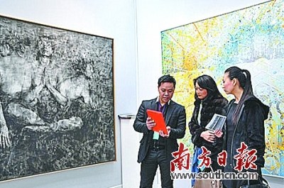 方孝信(左)在大皇宮美術館介紹藝術家作品。