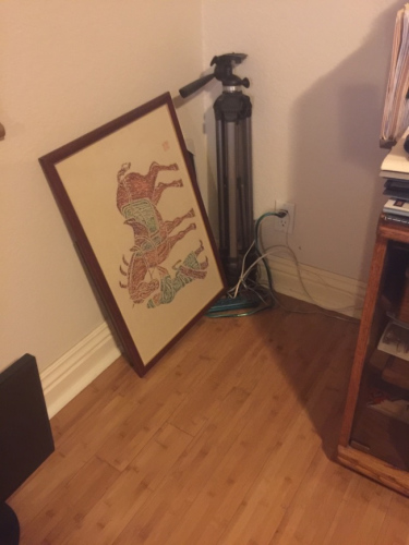 書房內(nèi)100多磅(近100斤)重平常至少需要兩個大漢才扛得動的保險箱整個不翼而飛。（美國《世界日報》/梁太太提供）