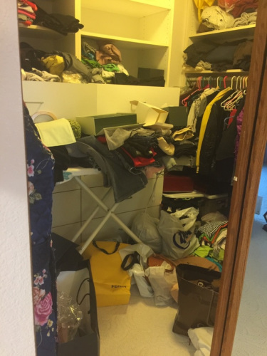 鉆石吧的一家華人家庭被盜竊光顧，翻箱倒柜，所有值錢物品被洗劫一空。（美國《世界日報》/梁太太提供）