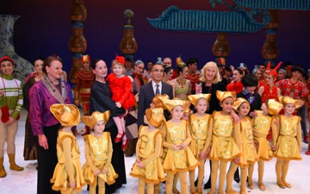 大使副議長和奧地利小演員