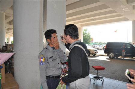 剛下飛機(jī)的中國醫(yī)生在曼德勒機(jī)場為警察檢查眼睛