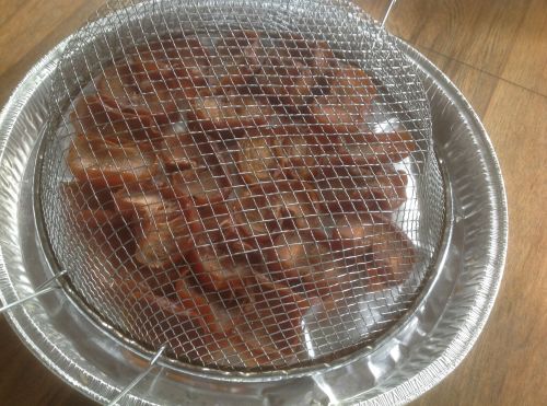 曬柿子的裝備，檔住灰塵。(美國《僑報(bào)》/趙婆婆提供)