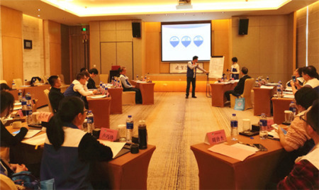 黃華春介紹泉州市僑青會工作經(jīng)驗(yàn)和創(chuàng)新舉措