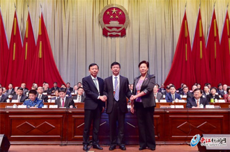 　晉江市委書記劉文儒(中)與晉江市第十六屆人大常委會(huì)主任陳健倩(右)、晉江市第 十七屆人大常委會(huì)主任洪于權(quán)(左)合影。