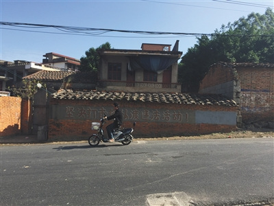 長樂市潭頭鎮(zhèn)，因?yàn)橥刀蓪医唤^，當(dāng)?shù)卮蠼稚纤M了打擊偷渡的標(biāo)語。攝影/新京報記者 羅婷