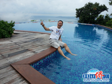 作者在詩情畫意的海南