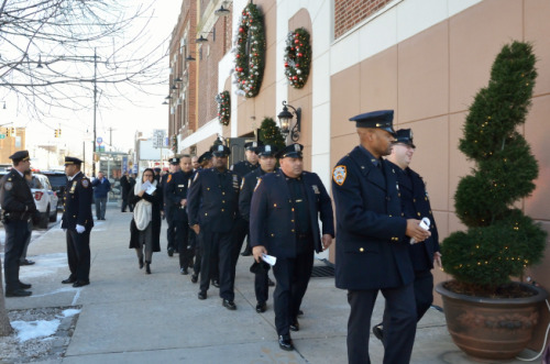 數(shù)百名市警20日齊聚皇后區(qū)格蘭岱的教堂，悼念華警劉文健與搭檔拉莫斯。(美國《世界日報》/朱澤人 攝)