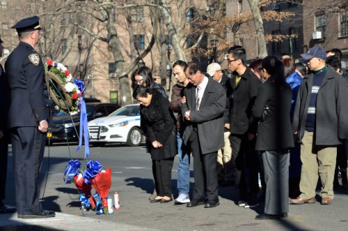 父親劉偉棠(前左二)與母親李秀燕(前左一)獻上花圈，悼念兒子劉文健。(美國《世界日報》/朱澤人 攝)