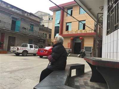 在猴嶼鄉(xiāng)猴嶼村，青壯年大多偷渡出國，只有老人留守在家。