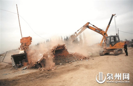 執(zhí)法人員將臨時(shí)搭蓋的辦公室推倒 執(zhí)法人員將臨時(shí)搭蓋的辦公室推倒