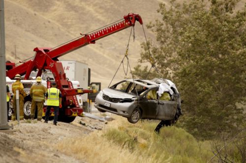 廂型車遭撞后起火，車?yán)锏牧藷o法逃離，葬身火海。（美國《世界日報》/資料照片）