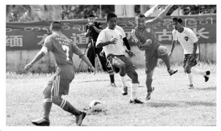 圖為中老緬泰聯(lián)合巡邏執(zhí)法編隊巡航期間開展文體交流活動。