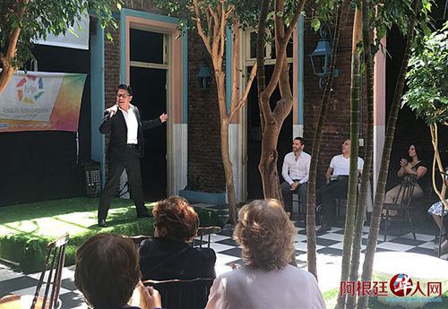 表彰會(huì)上，張金良演唱了兩首中文歌曲，讓在場(chǎng)的阿根廷觀眾感受到中國(guó)文化的魅力。(阿根廷華人網(wǎng))