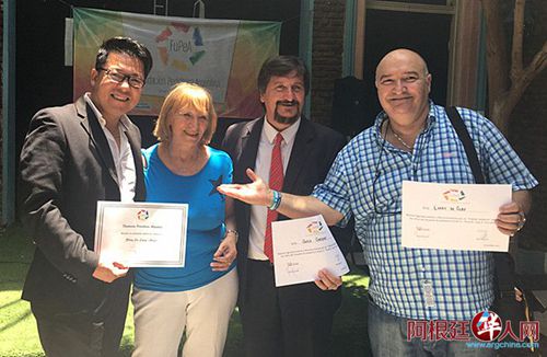 張金良與其他獲得表彰的人員在一起。