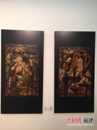 展出的周榕清漆藝作品。