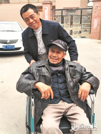 馮泯薦抽空推著父親在路上散步曬太陽(yáng)