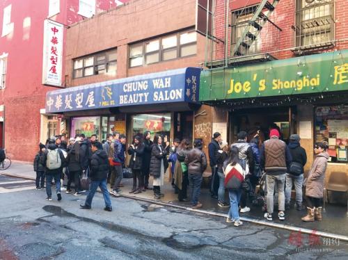 華埠發(fā)廊門前顧客盈門。 (美國《僑報(bào)》/陳辰 攝)