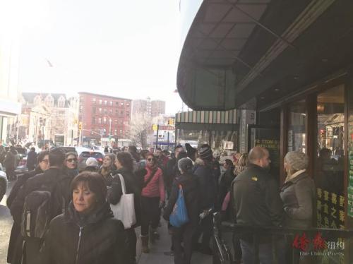 華埠街頭人潮洶涌。(美國《僑報(bào)》/陳辰 攝)