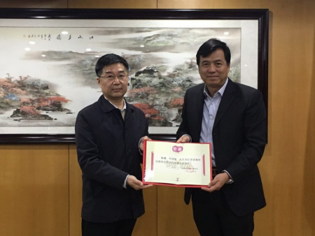 孫彬副主任（左一）為牟國(guó)量秘書長(zhǎng)（右一）頒發(fā)我會(huì)副會(huì)長(zhǎng)證書